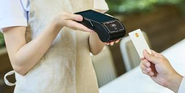 >>マルチ決済サービス「PAYGATE」は、『クレジットカード』『電子マネー』『QRコード決済』が利用可能なマルチ決済サービスです。 プリンター内蔵でレシート印刷もできるので、お会計業務を1台で完結できます。