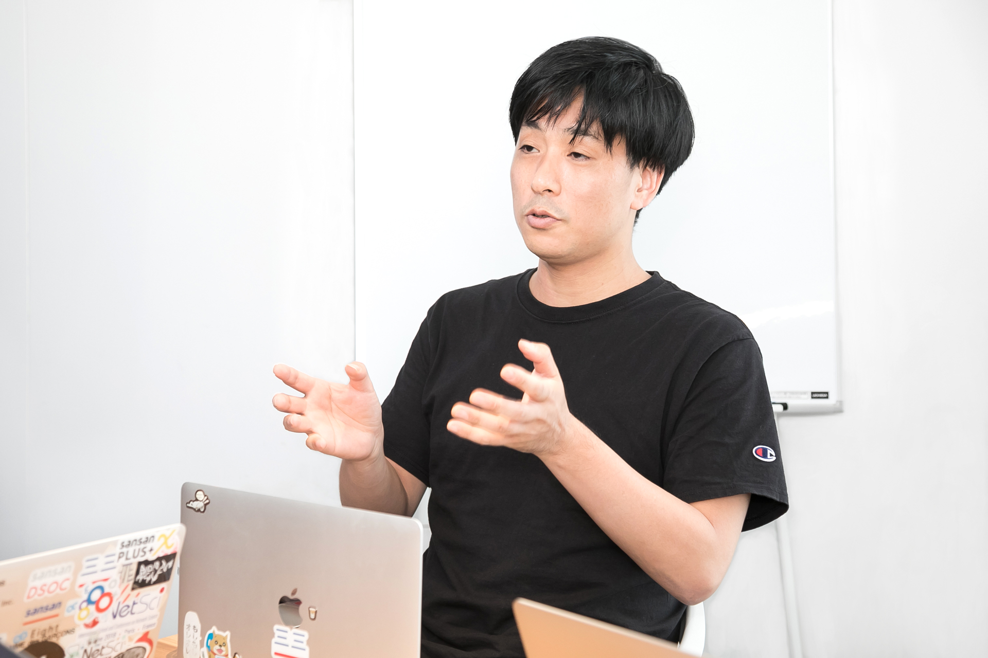 〝BizHint〟にて、鹿内学さんと人事データ/ピープルアナリティクスの最前線を追う連載。Sansan株式会社のデータ統括部門、DSOCの研究員、真鍋 友則 様、臼井 翔平 様、西田 貴紀 様との全３回（第３回）に渡る対談の撮影を担当させていただきました。