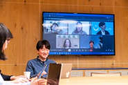 通常はリモートワークでslackでやりとりをしつつ、Google Meetやzoomでの会議がメインです。外部とのミーティングや四半期に1回全体で集まる機会など、月に数回出勤するメンバーも、関西や北海道など地方に住みながら働くメンバーもいます。