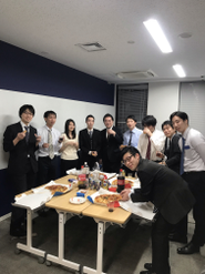 当月入社の方を集めて開催している大盛り上がりのピザパーティー！また落ち着いたら開催をする予定です。