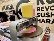 くら寿司殿原宿店でシグネチャーメニュー調理に使用されるクレープロボット「Q」