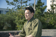 ゲストサービス部マネージャーの谷口です。ホテルや旅館を渡り歩いてきましたが、事業再生として取り組むのは一井がはじめてです。これまでとはちがった面白さややりがいに日々ワクワクしています。