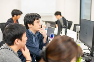 ひとりで抱え込まず、チームの仲間と一緒に最適解を考え抜きます。