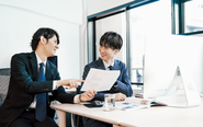 セールス担当は、売上拡大のために、クライアントのニーズと社内のリソースをかけ合わせていく、やりがいあるお仕事です。