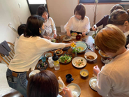 ランチも定期的にみんなで食べます。飛騨の食材を食べることで、新たな商品の開発につながったり、扱っている商品をより深く知る機会になっています。スタッフ同士の交流の時間にもなります。