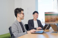 海外のM&Aコンサル出身、スペインのトップ大学でのAI講師、月間1,000万人以上利用しているWEBサービスのトップデザイナーなど多様なバックグラウンドのメンバーと共に成長できる環境です。