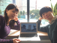 札幌と東京と離れてはいますが、こんな風にビデオでコミュニケーションをとっています(画像は東京のメンバーとオフィスです)