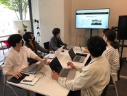 打ち合わせの様子。20~30代のメンバーが中心です。