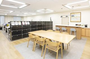 社内のオープンスペース。ミーティングのほかちょっとした雑談などにも利用できる場所です。