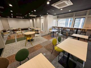 大阪本社のオープンスペース。チームでの打ち合わせや企画作業に日常的に使っています。