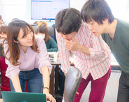 ユーザーや職人さんの声を営業メンバーが吸い上げ、エンジニア、ディレクター、デザイナーが一緒になって企画から行っていきます