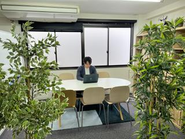 緑溢れるオフィスでリラックスしながら仕事ができます！お気軽にお越し下さい！