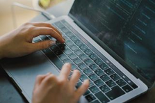 当社ではITスクールに行かなくてもシステムエンジニアになれます！