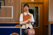 季節に合わせた沿線の見所のご紹介や、日光・鬼怒川エリアでの旅のご案内を行なうなど、様々なおもてなしを実施しています。お客様は県外や国外の観光客の方をはじめ、地域の方まで老若男女問わず乗車されます。臨機応変な対応が求められるお仕事ですが、そんなおもてなしが実現できているからこそ、今では人気の観光コンテンツとしてお客様から愛されています。