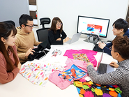 プリント商品の品質をチェックしています。