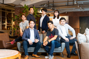 創業メンバーや社外取締役との1枚です。オフィス内ではカジュアルな服装で働いています。勤務形態は裁量労働制を採用し、個人の責任と裁量で業務を進めて頂いています。