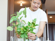 準備は和気あいあいとした雰囲気で。でも物件に入ると、プロとしてそれぞれ真剣に取り組みます
