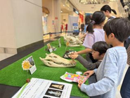 普段は触ることができない標本などにどんどん触れて視覚以外の様々な感覚の感度を高めるサイエンスコンテンツ『さわれる科学博』は、サイエンスワークショップの新規軸として毎年10ヶ所の施設にて定期的に開催しています。