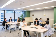 年次や役職は関係なく、円滑なコミュニケーションのもと、様々なアイデアが生み出しやすい環境です！（東京本社でのイメージ）