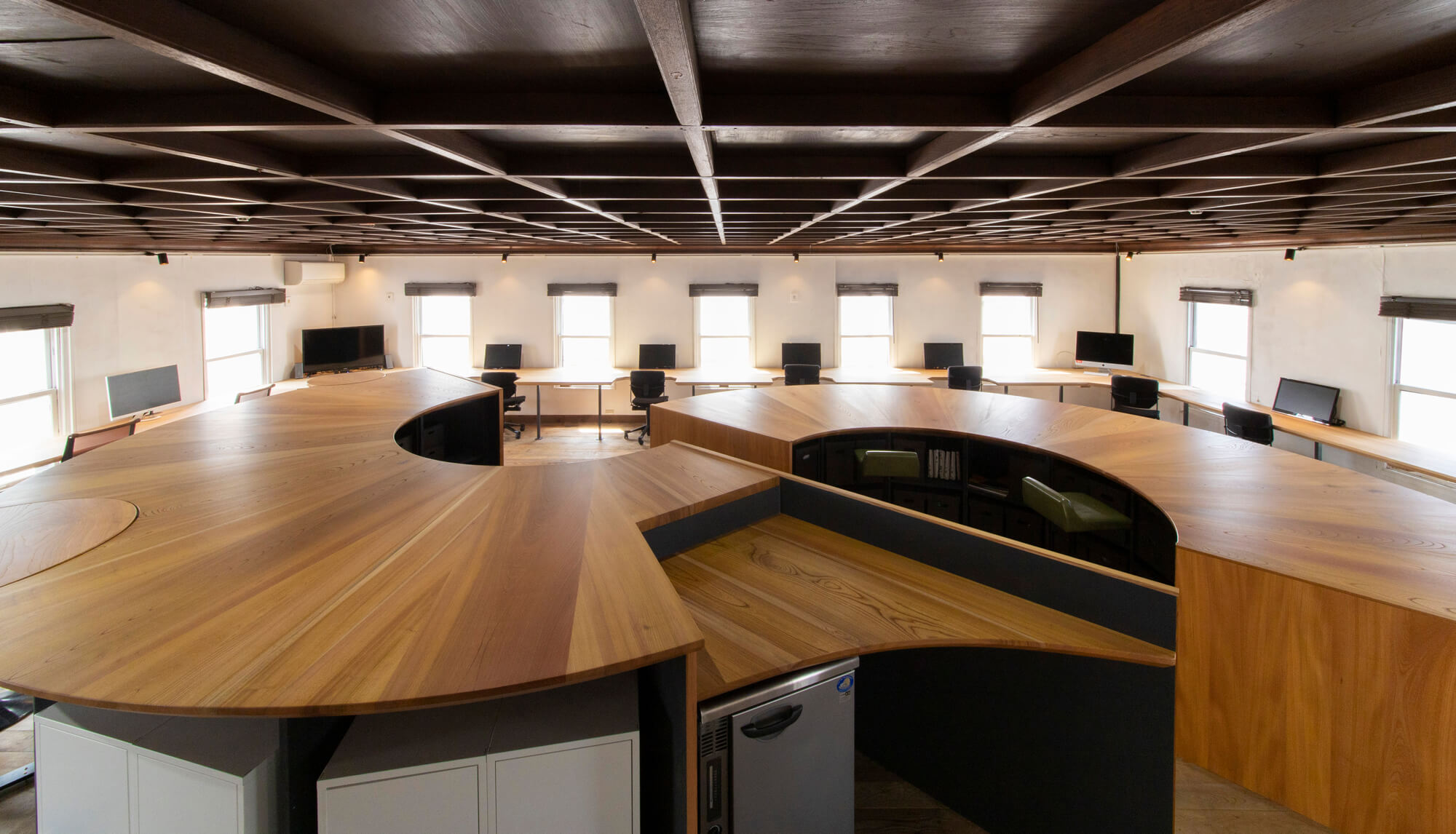 飛騨の森の生命を家具として育てていく京都オフィスが実験的な設計でリニューアル