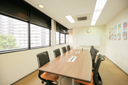 リニューアルしたばかりの会議室