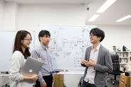 ホワイトボードを囲んで活発な議論が交わされます