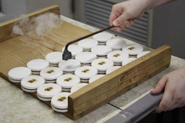 看板商品「秋色最中」に焼印をおす作業です。まずはここから始めてもらいます。