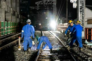線路工事をする現場。多くの仲間と一緒に鉄道の安全、社会インフラを守ります！