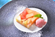 旬のフルーツと甘さ控えめのジェラートを合わせた、見た目にも華やかなデザートプレート。軽やかな甘さで食後にもぴったり、カフェタイムのお供としてもおすすめです。写真を撮りたくなるような彩りで、ゆったりとした時間をさらに特別にしてくれます。