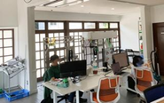 自社農場の近くにある開発拠点は、喫茶店をリノベーションした空間です。落ち着いた環境の中、チームでロボット製作に没頭しています。