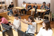 社内esports風景になります。新入社員が企画したイベントでみんなでもりあがります。
