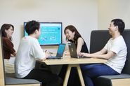 社内の休憩スペース。ファミレス席にはモニターがあるので社内の打ち合わせにも。