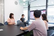 「プロジェクト報酬の80%はエンジニアに還元」エンジニアが満⾜して働けるよう、明確な給与体系をとります。業務に納得し専念できることでモチベーションも作業の質も⾼まり、結果としてお客様にご満⾜いただけると考えています。