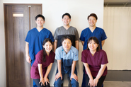 スタッフは常勤10人前後。20-30代が中心です。院長を中心に、メリハリのある職場となっています。忙しい時間帯もありますが、みんなで協力して働いています。院内がDX化をうたっていることもあり、スタッフも日々DXの勉強を実施しています。今までと違い、戸惑うことも正直ありますが、刺激もあり、日々成長できる職場だと感じています。