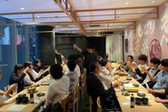 「おつかれさま！」の乾杯から、懇親会がスタート！