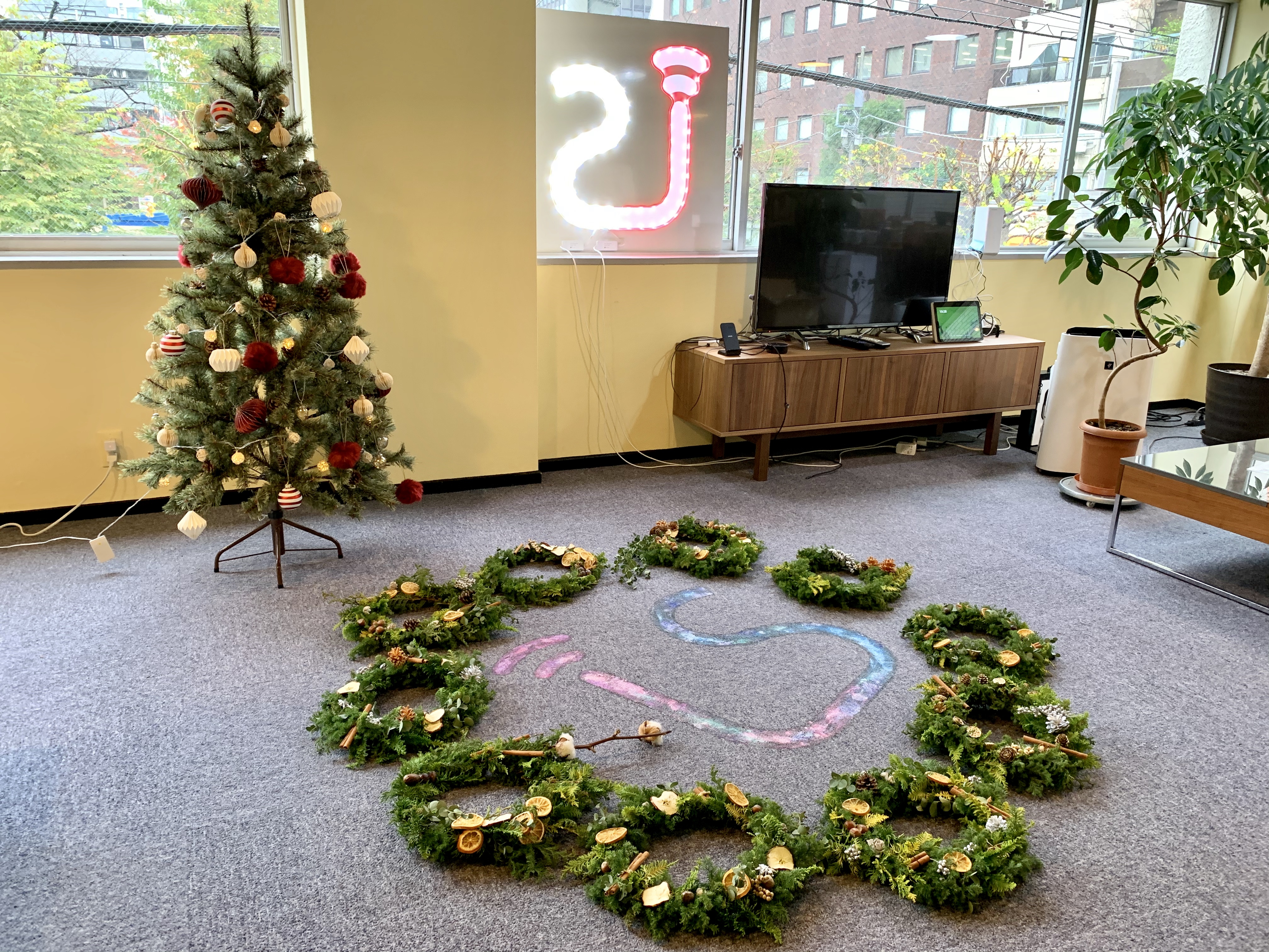 オフィスでクリスマス♪フレッシュリースを皆で作りました！