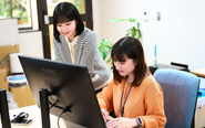 社員同士はファーストネームで呼び合うなど、上下関係にとらわれないフラットな職場環境が魅力です✨