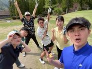 大阪支店のメンバーでゴルフに行った写真です。プライベートでも仲が良いめんばーが多いです♪