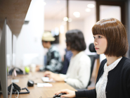 2F 制作室デスクでの作業風景