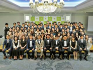 2025年の全体会議の様子です。普段は和気あいあいとした職場環境でありながら、メリハリを大切にし、全拠点の社員が集まる定期的な総会を通じて、情報共有や意識の統一を図っています。