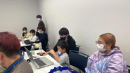 子供向けプログラミング教室「Avinton Kids Avademy」中の一コマ。様々な活動を通して1エンジニアの立場を超えた使命感や役割を持つことで大きな意味で能力や人間性を開発して、成熟した組織を目指します。