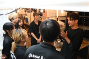 楽しみも大変さもみんなで共有。チームの絆は深まります。スタッフの教育も店長の大事なお仕事。どんな店舗にするかはあなた次第！