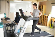スタッフ専用プライベートジム完備！！　「ジムに通いたかったけど時間がない」と思っていたスタッフが自分の会社でジムに通えるなんて最高すぎます！！と大好評です