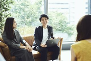 150名規模の会社なので、役職層とも距離が近く、若手のうちからハイレベルな業務を経験することができます。