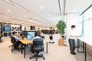 オフィス内はフリーアドレスで仕事が可能です
