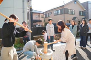 コプラスが企画・設計に携わった物件にて、年始に行ったもちつき大会。入居者以外にも、一緒に企画を行った大学生も参加しました。