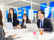 まずは各プロジェクトの実業務からスタート。現場での基礎を学びます。将来的にはプロジェクトマネージャーや営業職などのキャリアへ挑戦も可能です。