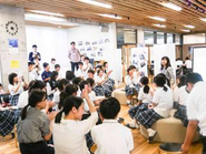校内の放課後の居場所「双葉みらいラボ」で、生徒たちが集い学ぶ様子。