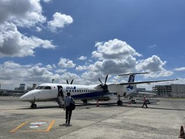 日々の移動は車や新幹線が基本ですが、飛行機に乗ることもあります。