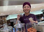 世界各地の文化が交わる遥か東の果ての市場「FAR EAST BAZAAR」。ここではただモノを売るのではなく、異文化体験価値をお客様に届けています。私たちは『型×バイブス育成道場』を通じて、日々接客や技術を磨いています。「型」で再現性あるサービスを確立し、「バイブス」で一人ひとりの熱や感性を生かす。その両立によって心に残る体験が生まれ、世界基準の体験価値を目指しています。